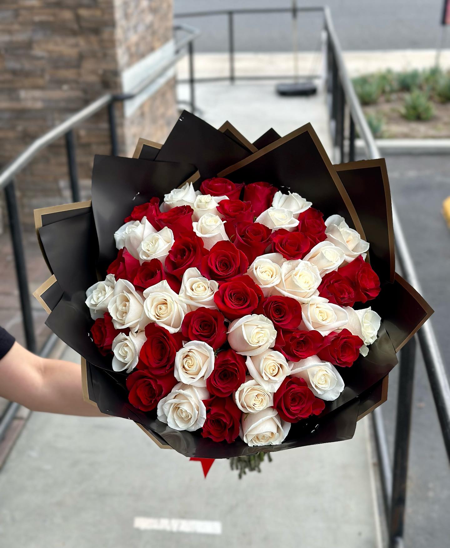 50 rosas premium (rojas y blancas)